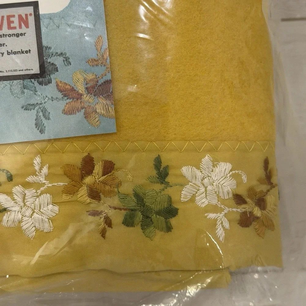 Vtg FIELDCREST Embroidette Fiberwoven Yellow Gold Blanket Satin Floral Trim MCM